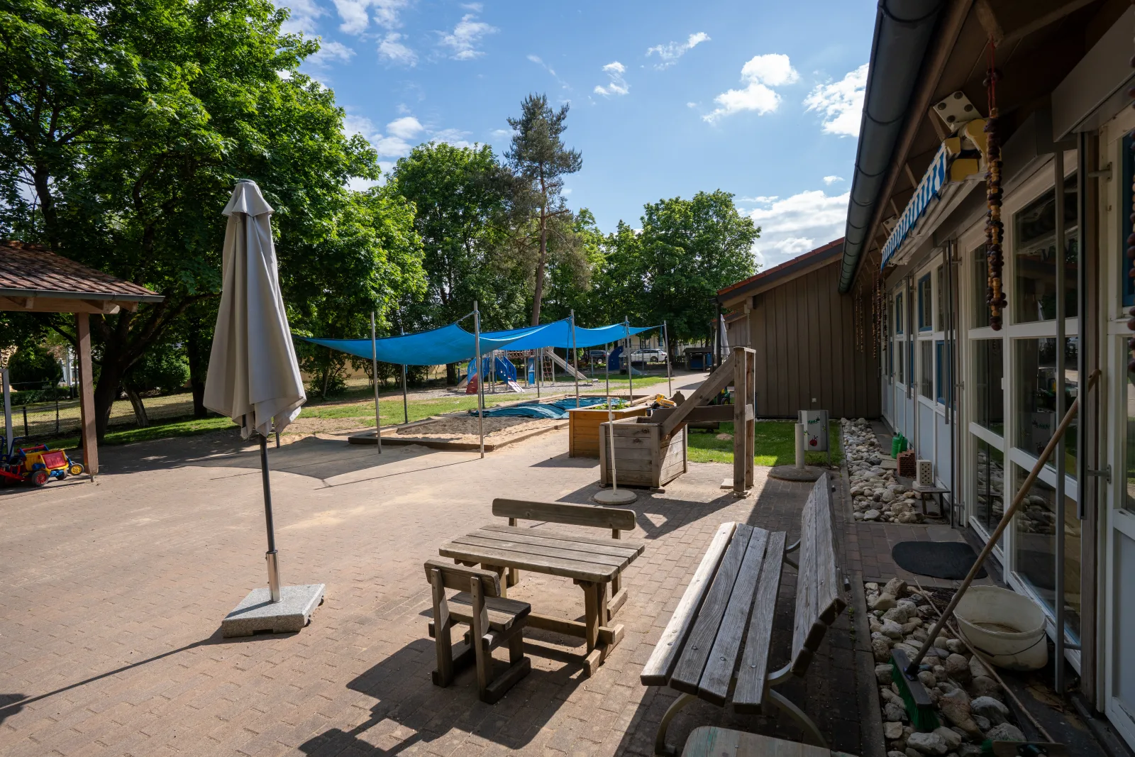 Terrasse und Außenspielfläche