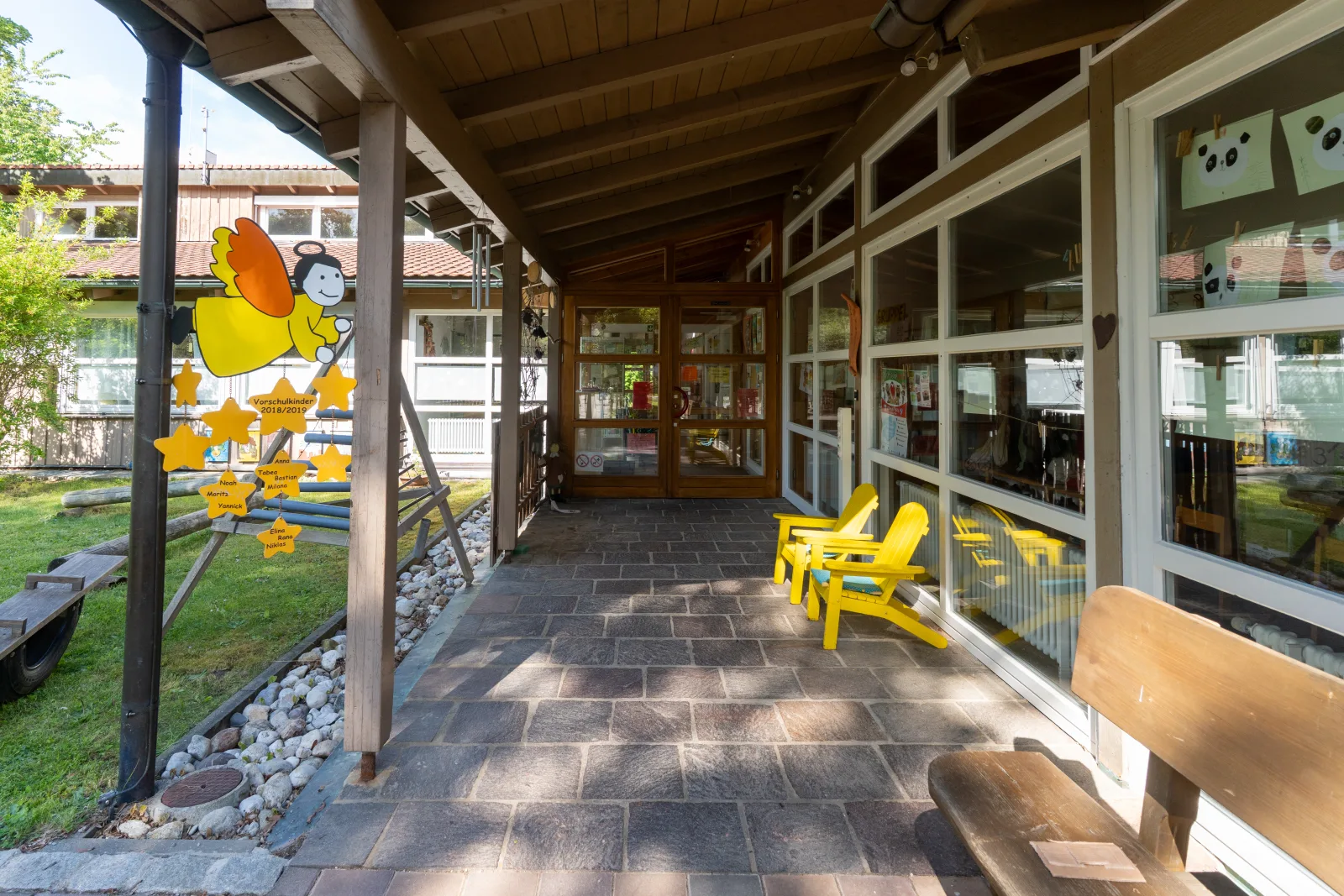 Eingangsbereich und Außenbereich des Kindergartens