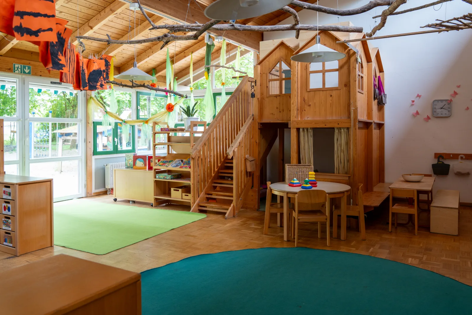 Spielbereich mit Holzhaus im Kindergarten